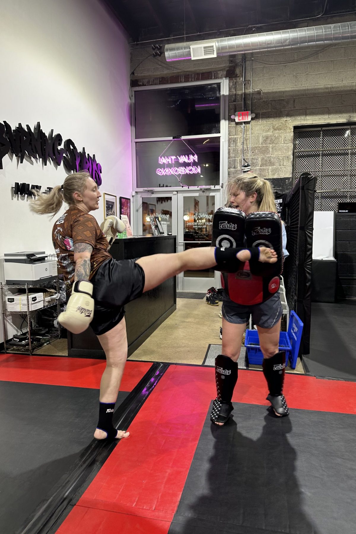 woment hitting pads 2 - muay thai